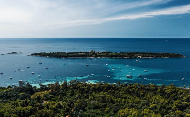 Vue aérienne des îles de Lérins et de leurs eaux turquoise au large de Cannes