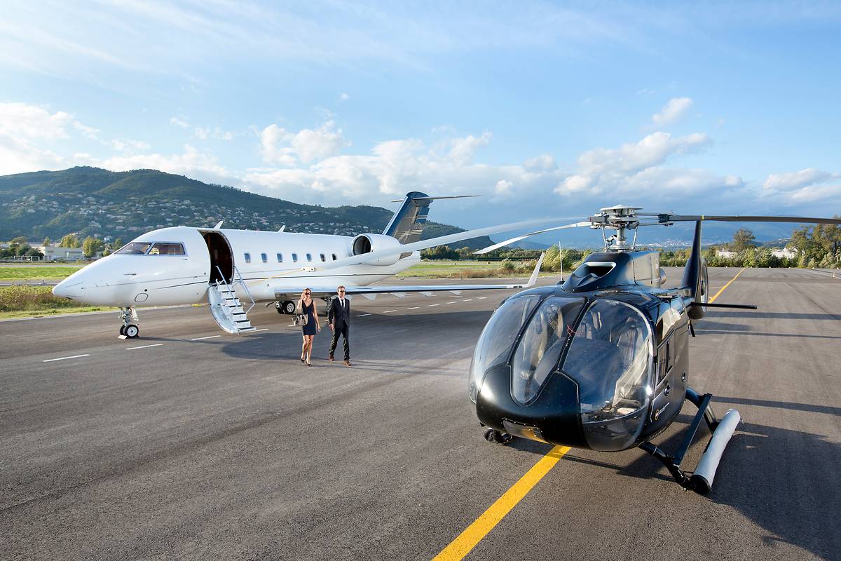 Jet privé et hélicoptère sur le tarmac de l’aéroport Cannes Mandelieu