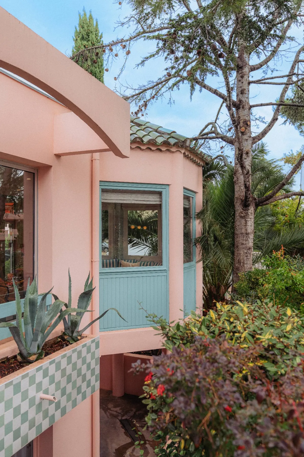 Architecture rose pastel et menuiseries bleu canard du The Cannes Motel
