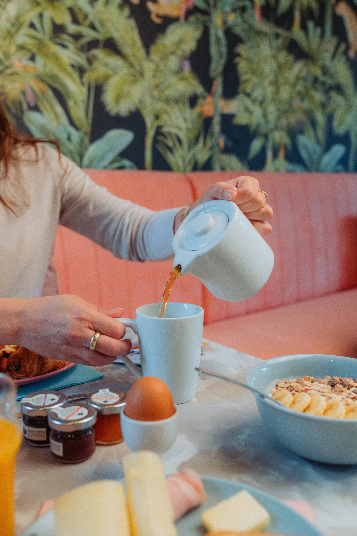 Scène de petit-déjeuner servi en terrasse au The Cannes Motel