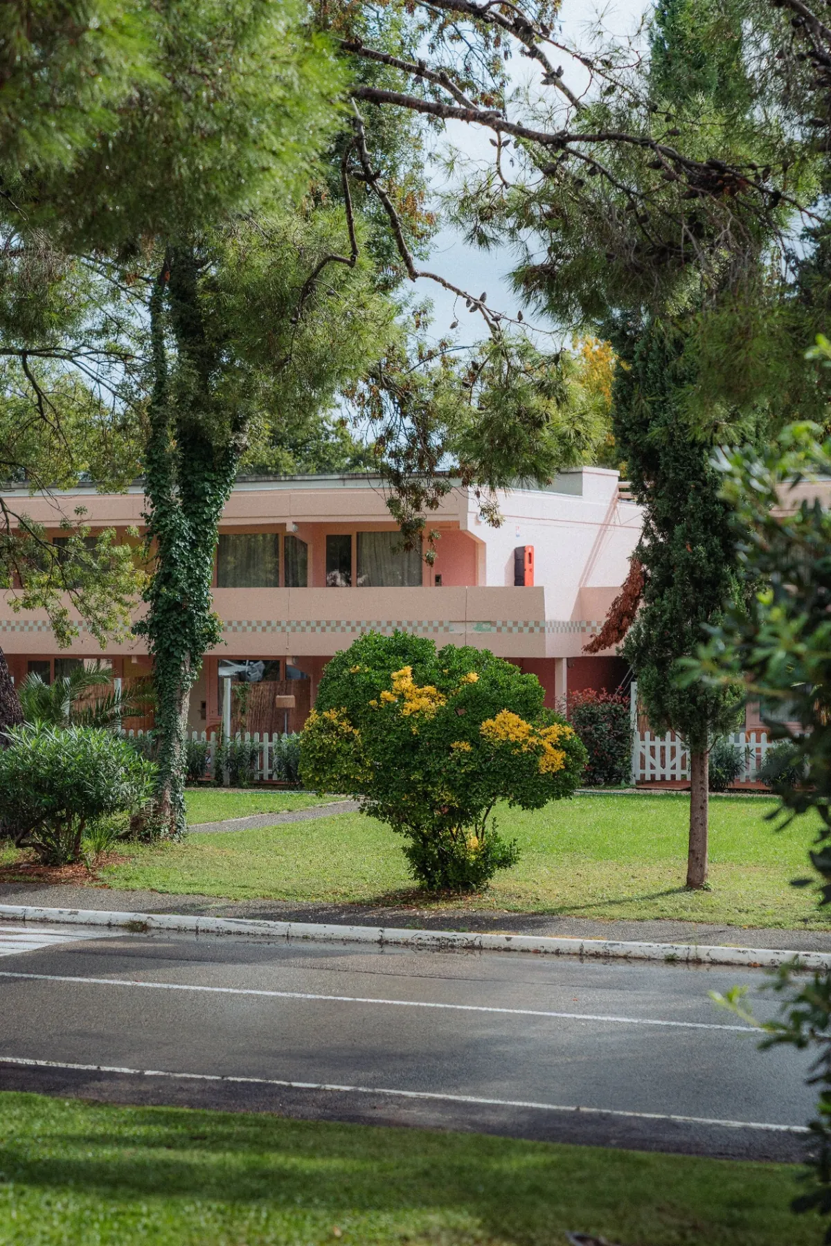 Jardin arboré du The Cannes Motel