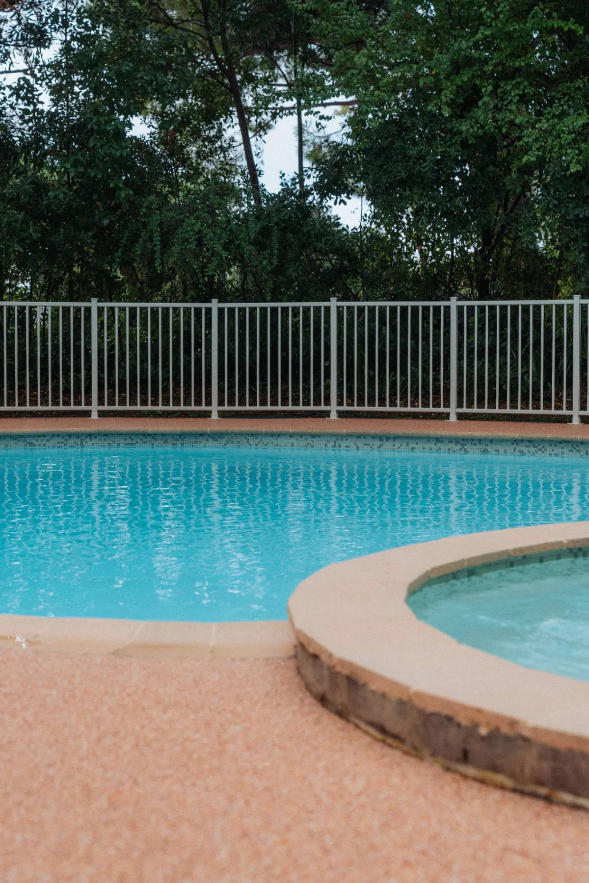 Un autre regard sur la piscine du The Cannes Motel