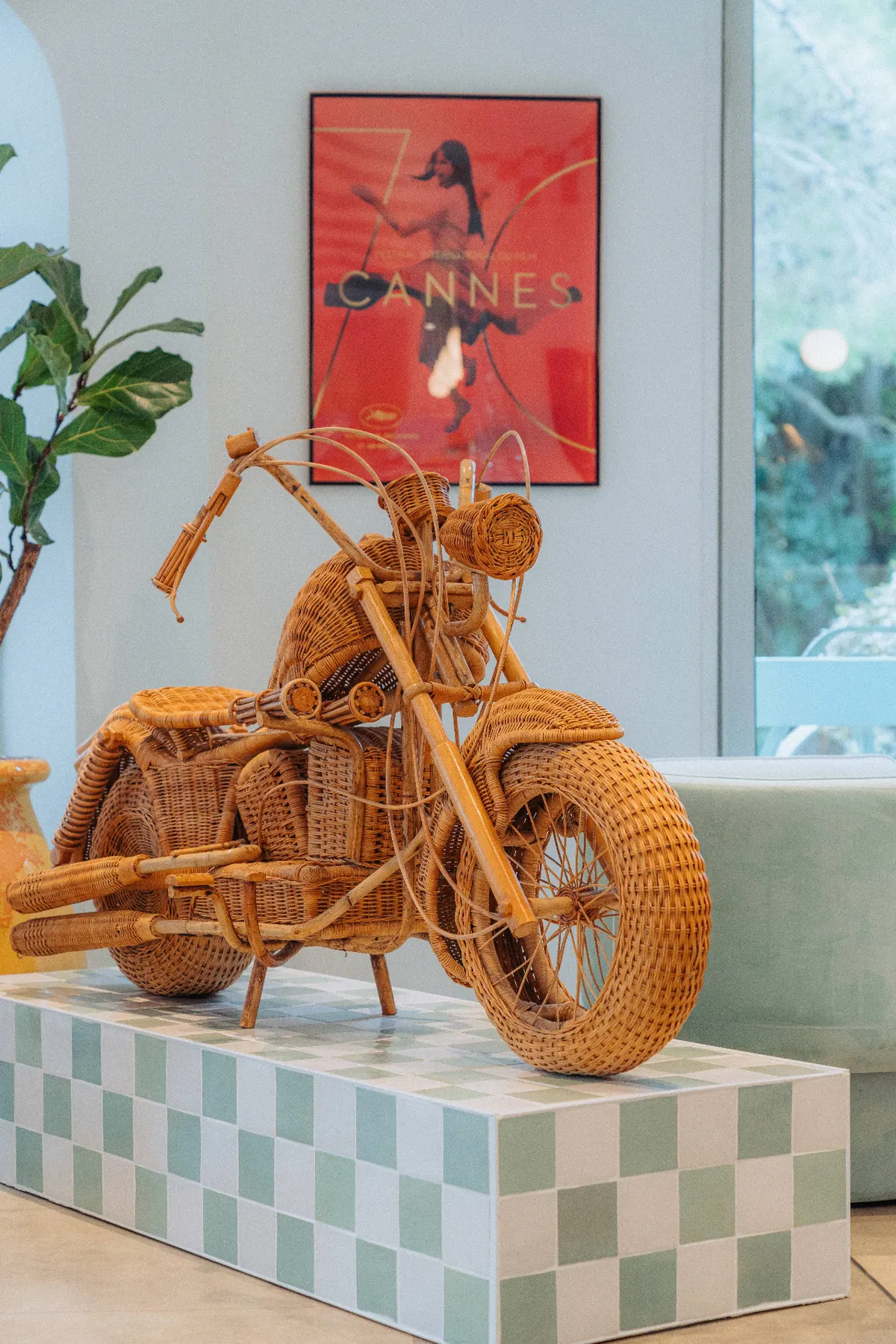 Sculpture moto en rotin et affiche du Festival de Cannes dans le salon